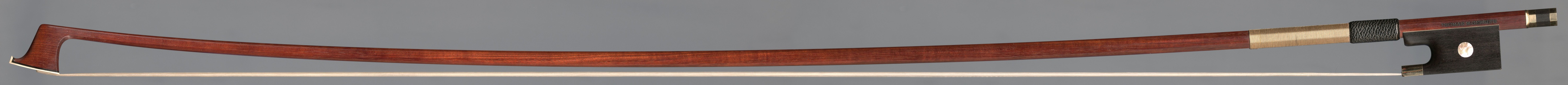THOMAS M. GERBETH, WIEN – Modell Peccatte, goldmontiert, Ebenholzfrosch, geteiltes Beinchen, runde Stange (Beispielfoto). Der hier abgebildete Violabogen wurde beim Internationalen Geigenbauwettbewerb Mittenwald (Karw.) 1997 mit der Silbermedaille ausgezeichnet.